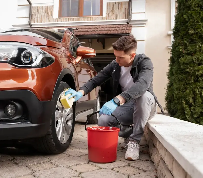 Lavage auto à domicile Neuillé : professionnel intervenant sur un véhicule